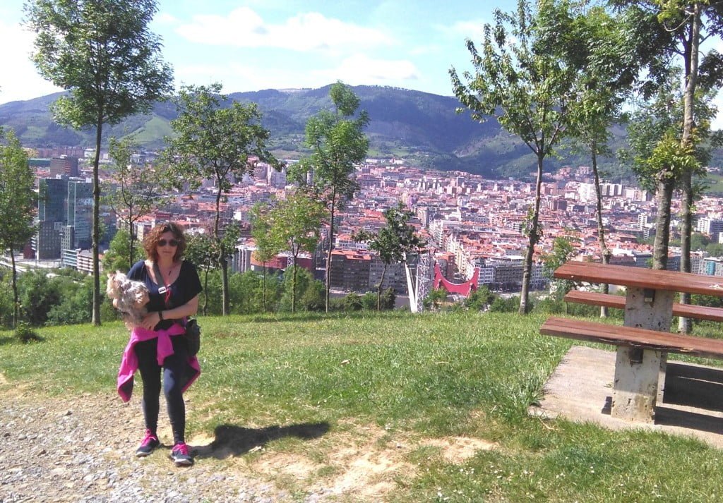 Conociendo a Nuria, con su querida mascota en lo alto de Bilbao