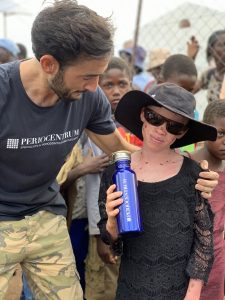 Dr. Alberto Ortiz-Vigon con uno de los pacientes albinos que recibieron tratamiento en la campaña de 2019.